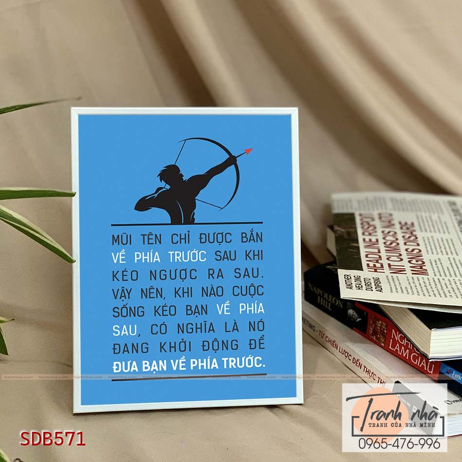 Tranh để bàn tạo động lực: Mũi tên chỉ được bắn về phía trước sau khi kéo ngược ra sau. Vậy nên, khi nào cuộc sống kéo bạn về phía sau, có nghĩa là nó đang khởi động để đưa bạn về phía trước - SDB571