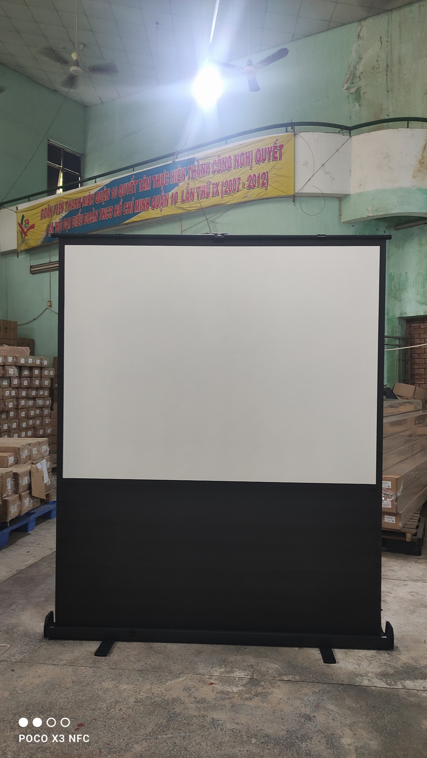 Màn chiếu để sàn tiện lợi di động Apollo kích thước 50 inch, 60 inch, 80 inch, 90 inch- Hàng nhập khẩu