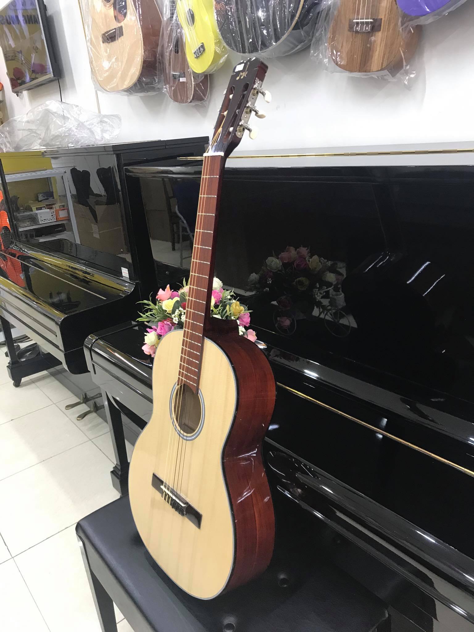 Đàn guitar Classic MKC95, thùng tròn, màu vân gỗ, Việt Nam, kèm bao da 2 lớp, bộ dây