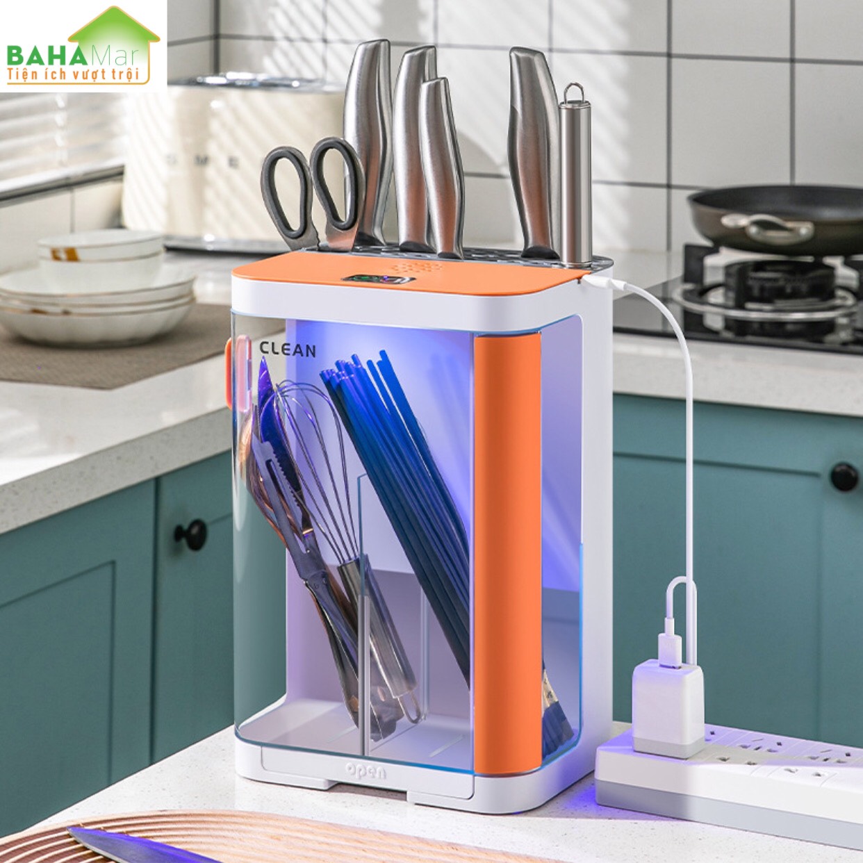 HỘP KHỬ TRÙNG UV CÓ GIÁ CẮM DAO VÀ HỘP ĐỰNG ĐŨA THÌA - TREO TƯỜNG KHÔNG CẦN KHOAN TƯỜNG "BAHAMAR"Có các hạt đèn khử trùng tia cực tím sâu UVC giúp khử trùng toàn diện hơn.
