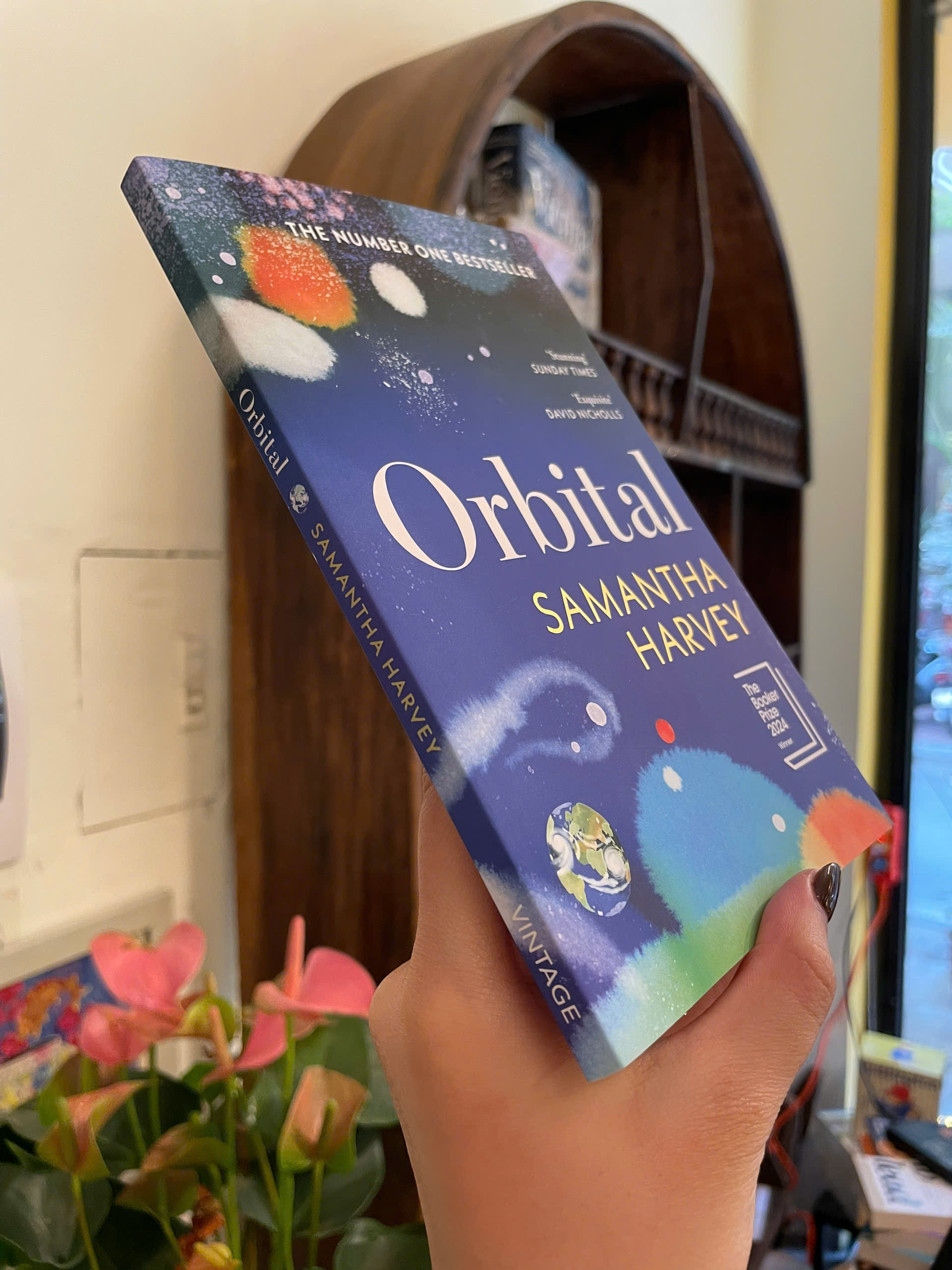 Sách - Orbital by Samantha Harvey | Booker Prize Winner / Science Fiction / Ngoại văn Nhập khẩu