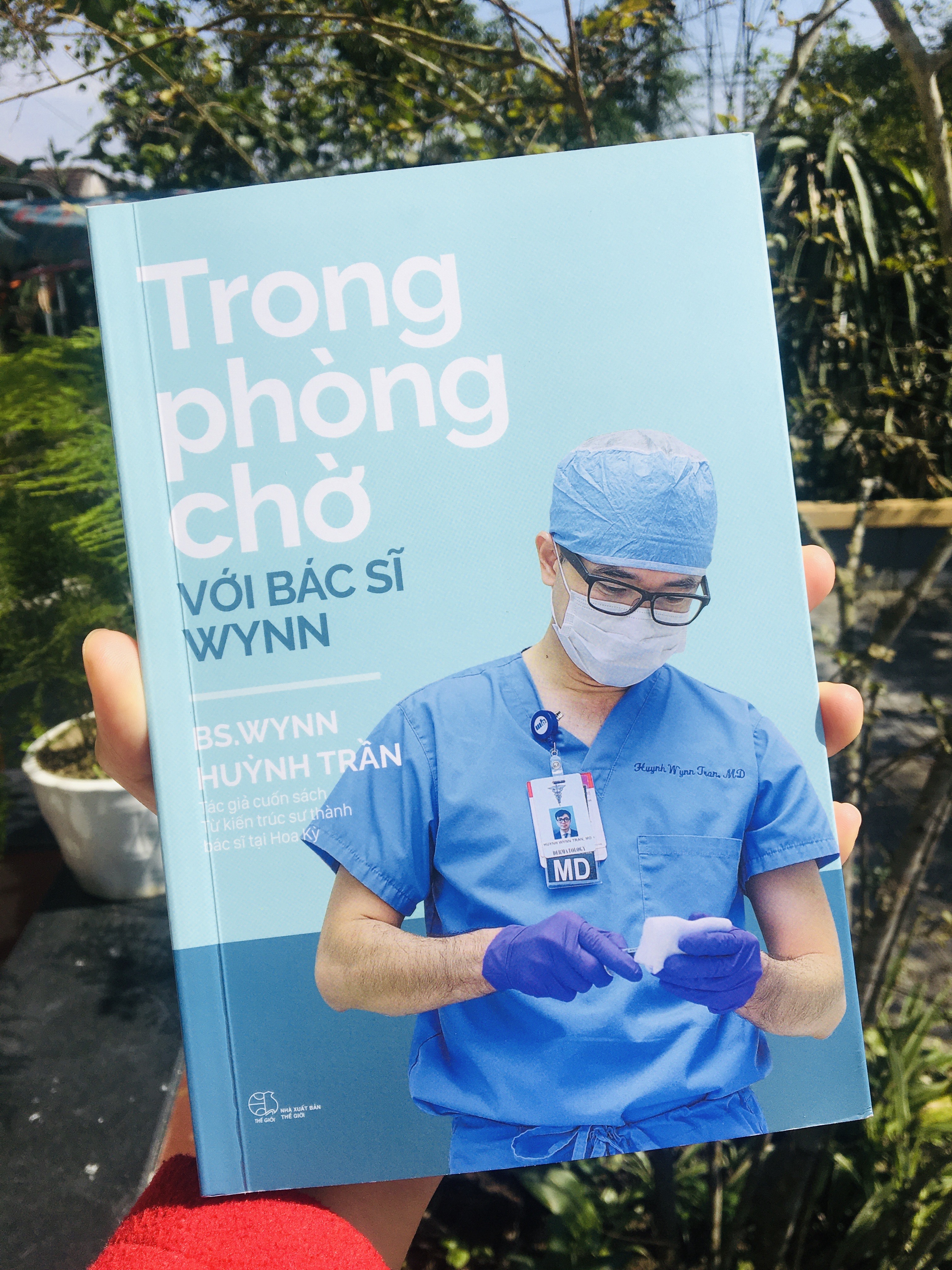 Trọn bộ 2 cuốn sách của BS Wynn Huỳnh Trần: Trong phòng chờ với Bác sĩ Wynn + Chuyện ICU: Khi thiên thần nhiễm bệnh