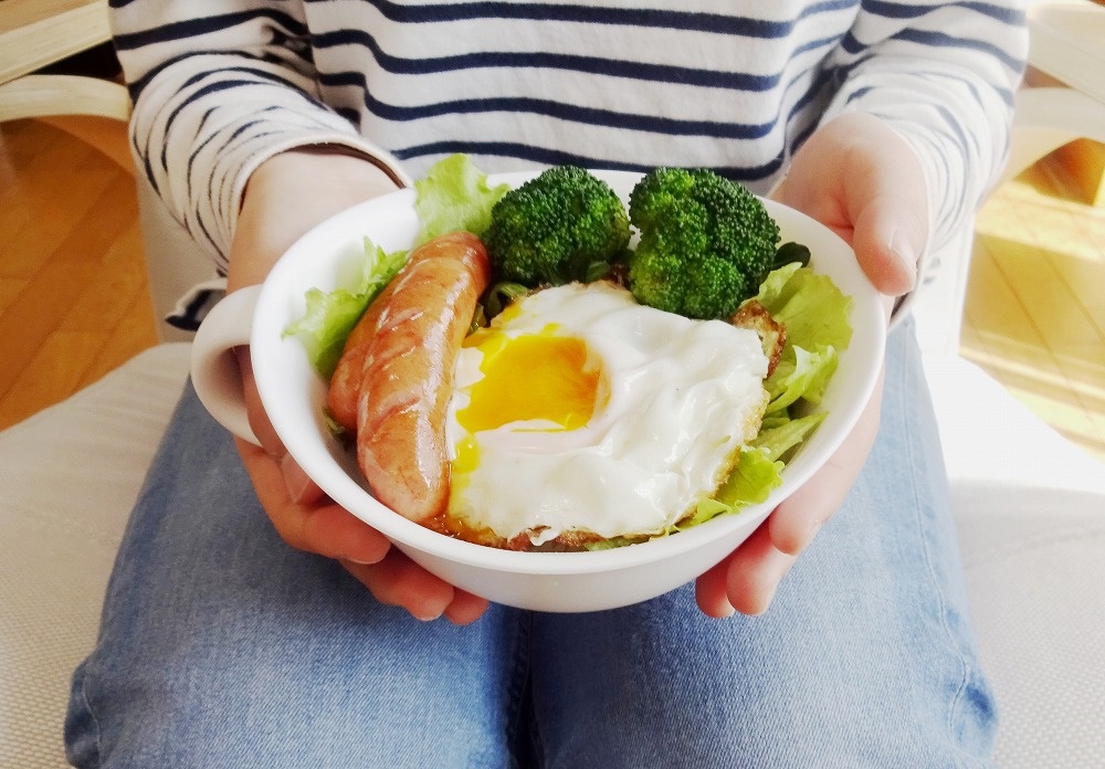 Combo 01 Bát ăn cho bé có quai cầm Kokubo Meal Bowl φ15cm + 01 Cốc nhựa uống nước Nakaya 200ml có nắp silicon mềm - Made in Japan