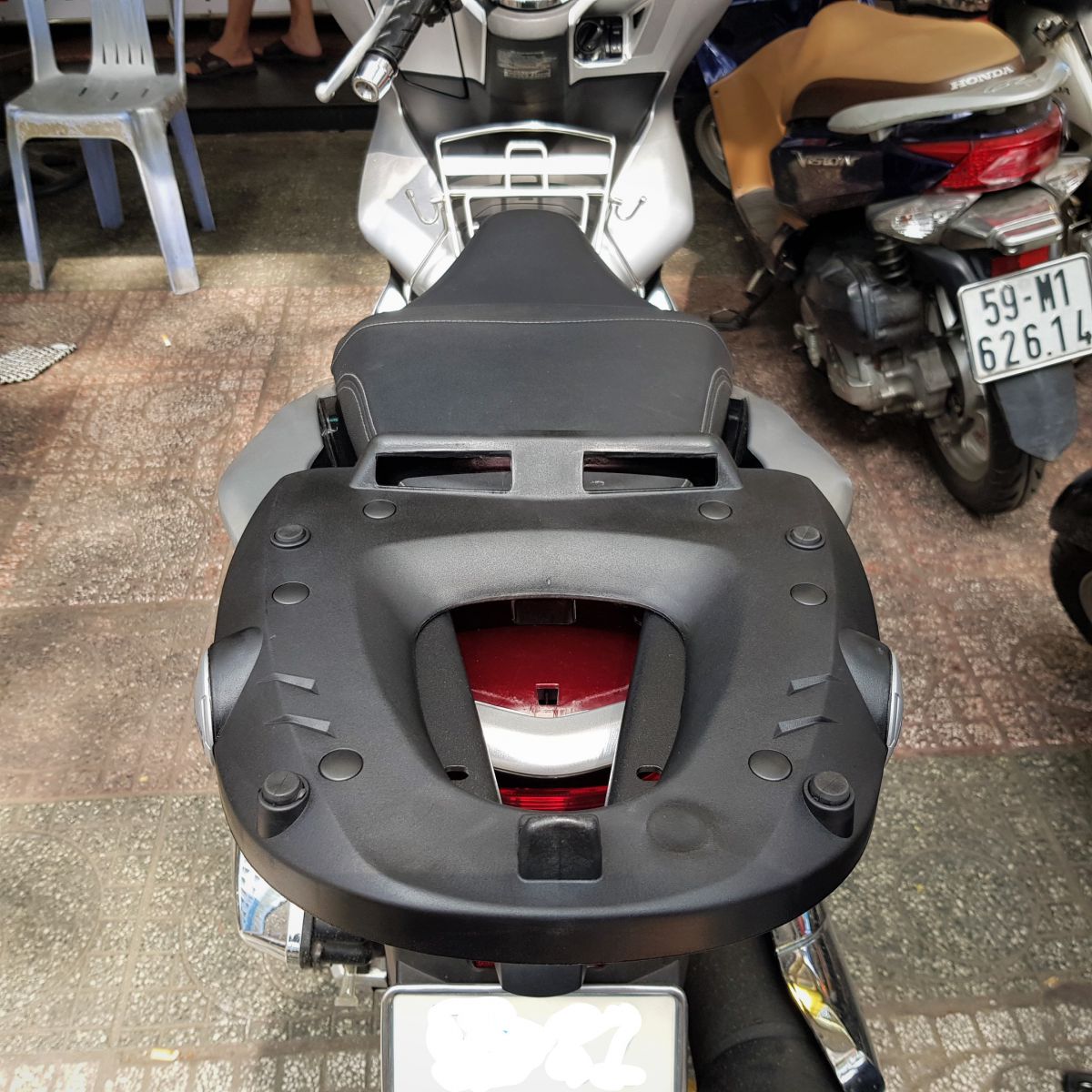 Baga Sau Givi SRV Cho Xe PCX 125 Và PCX 150 V2 Kèm Sẵn Đế Dùng Lắp Thùng Chở Đồ Chắc Chắn Hàng Chính Hãng