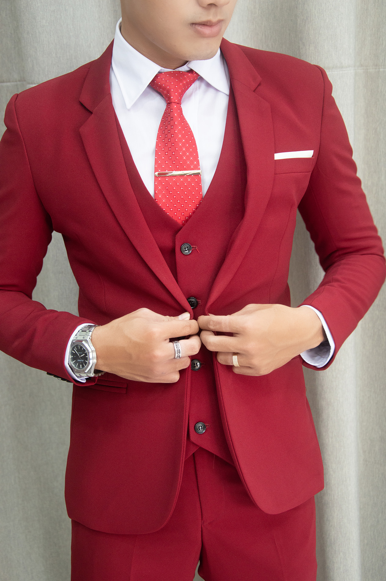 Bộ vest nam 1 nút và gile ôm body màu đỏ đô chất liệu co dãn , thoáng mát tặng kèm combo phụ kiện