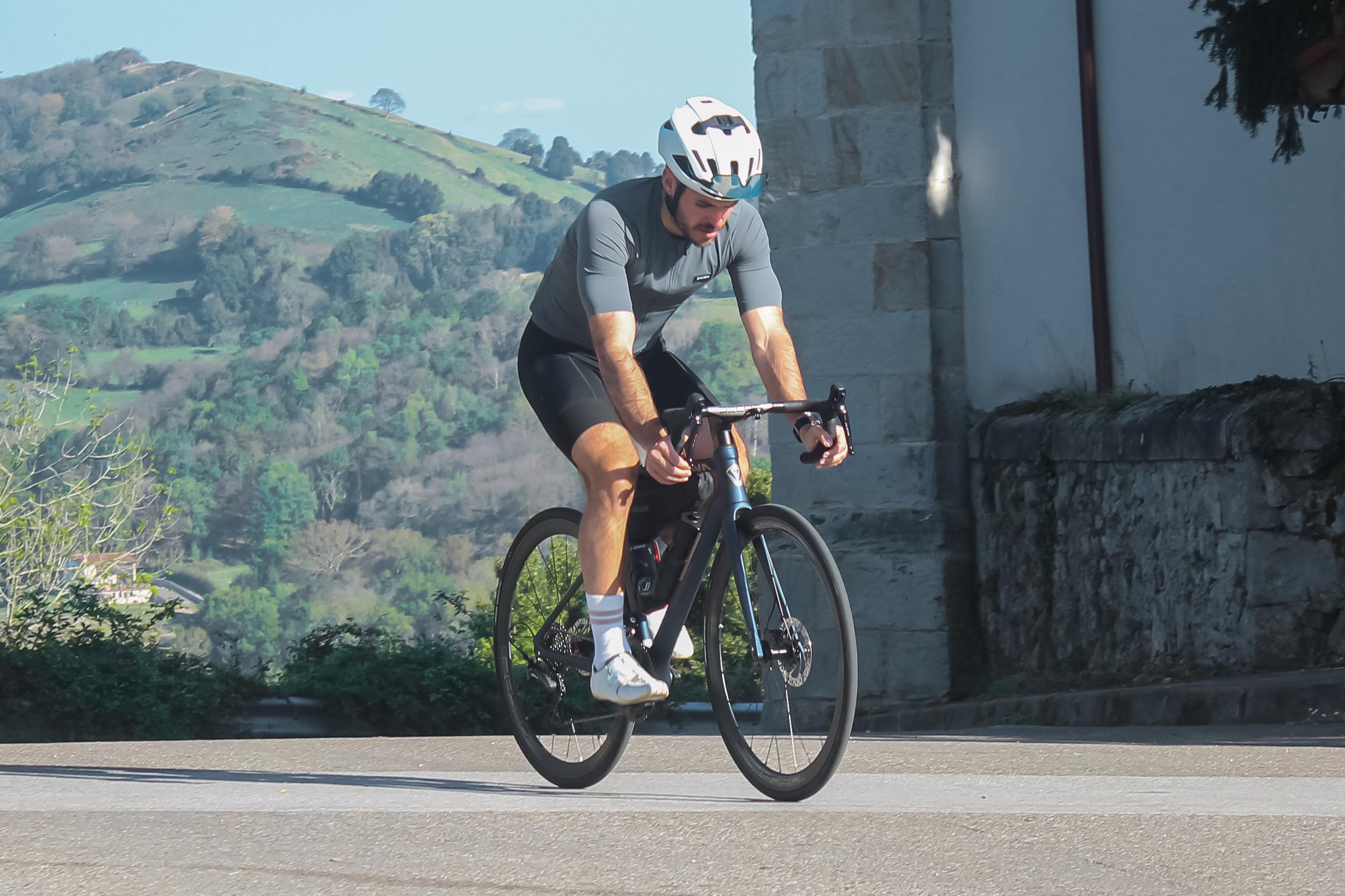 Ykywbike đàn ông đạp xe Jersey mùa hè màu đen màu xanh lá cây ngắn tay áo sơ mi xe đạp ykk zipper quần áo đi xe khô nhanh chóng 50 Color: black Size: Asia XL (EU L)