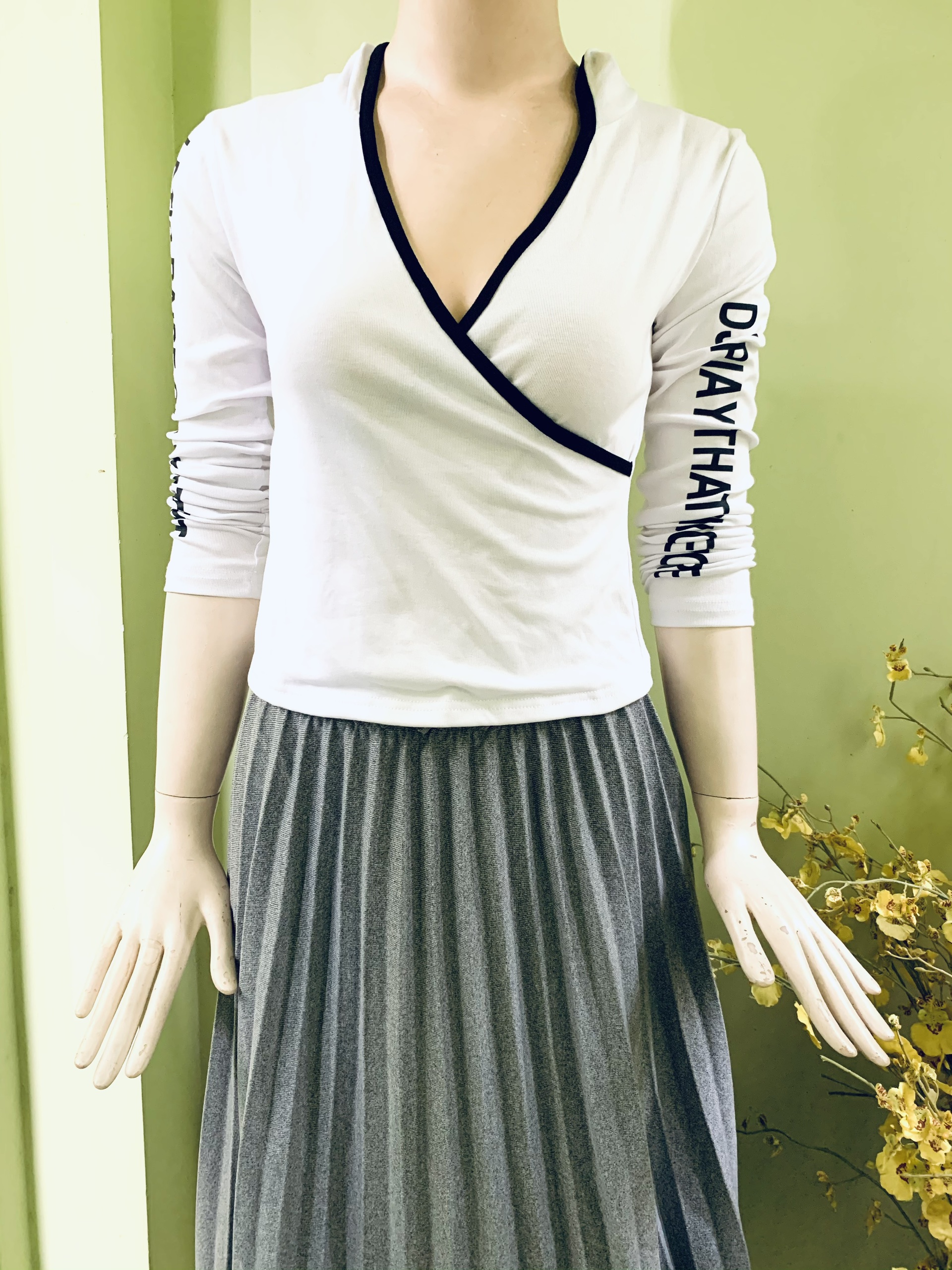 Áo thun body có nón tay dài in chữ