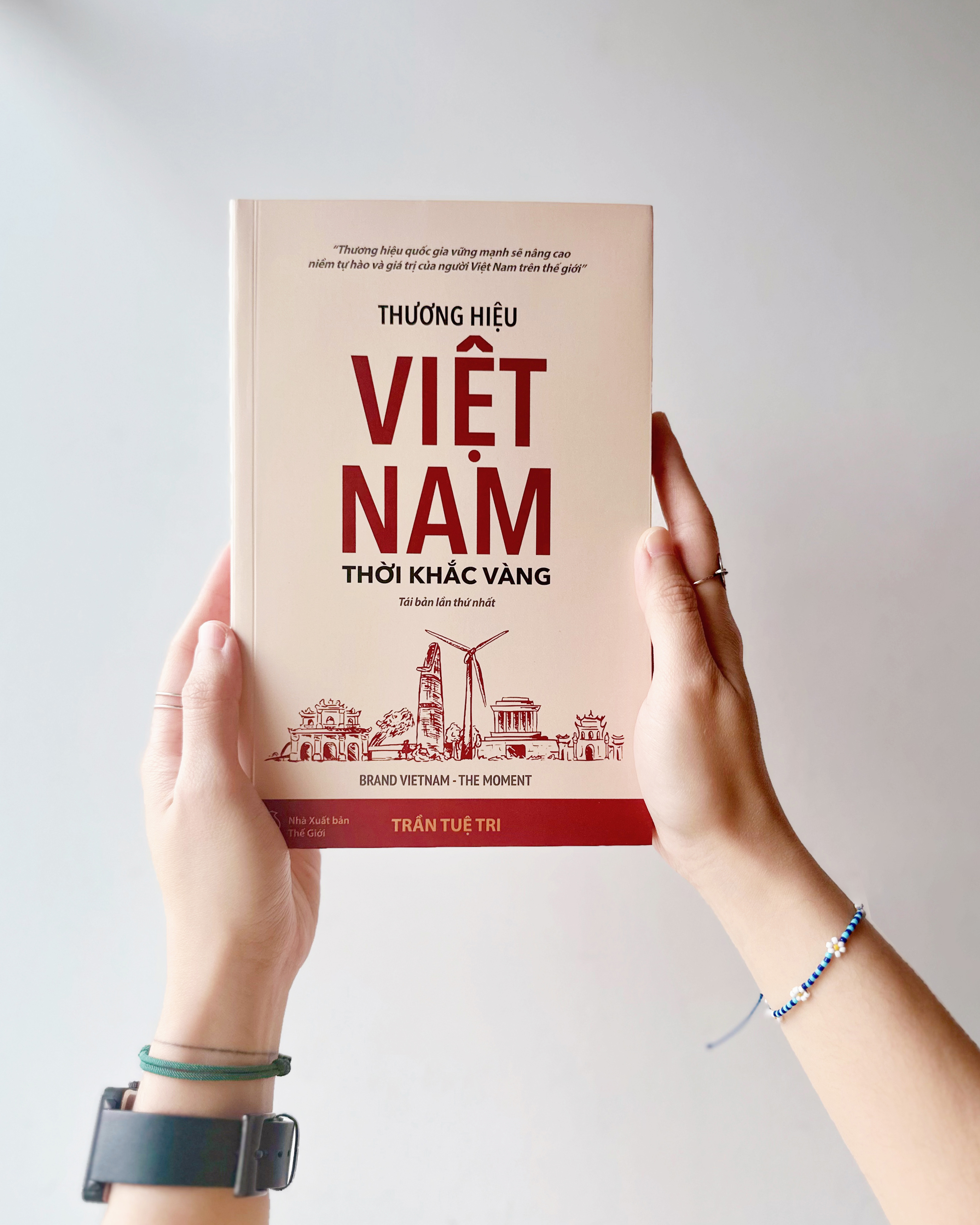 THƯƠNG HIỆU VIỆT NAM - THỜI KHẮC VÀNG (BRAND VIETNAM THE MOMENT) - Trần Tuệ Tri - (bìa mềm)