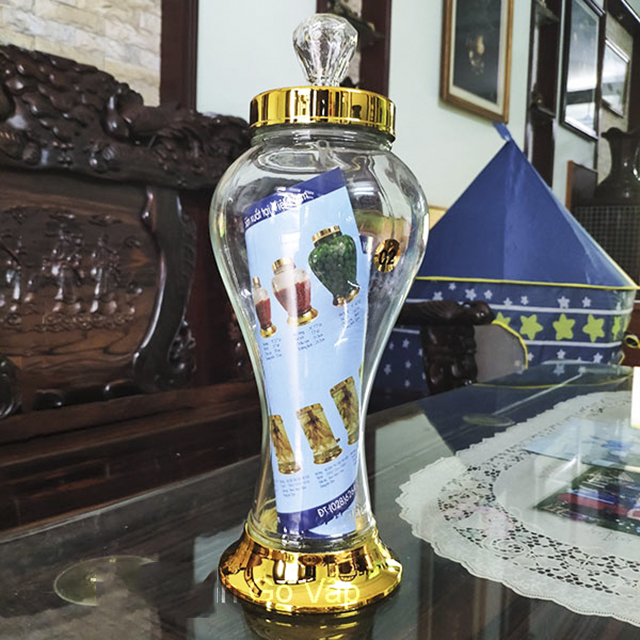 Bình thủy tinh ngâm sâm Phú Hòa dung tích 2 lít , hàng cao cấp. Chiều cao 37.5cm, ngang 14.5cm, đường kính miệng 8cm