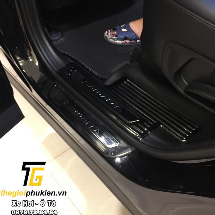 BỘ SẢN PHẨM Nẹp bước chân và ốp chống trầy cốp Hyundai Santafe 2021 - Mẫu Titan