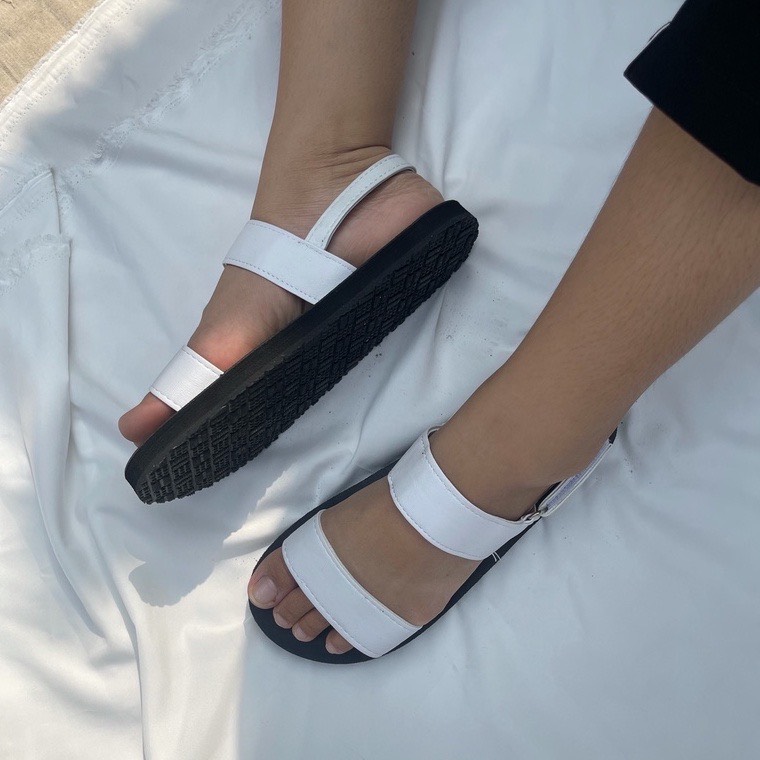 Dép sandal Nữ quai da mềm Đế bệt Cao Su ôm chân LYNA Sandal - Đế đen quai trắng