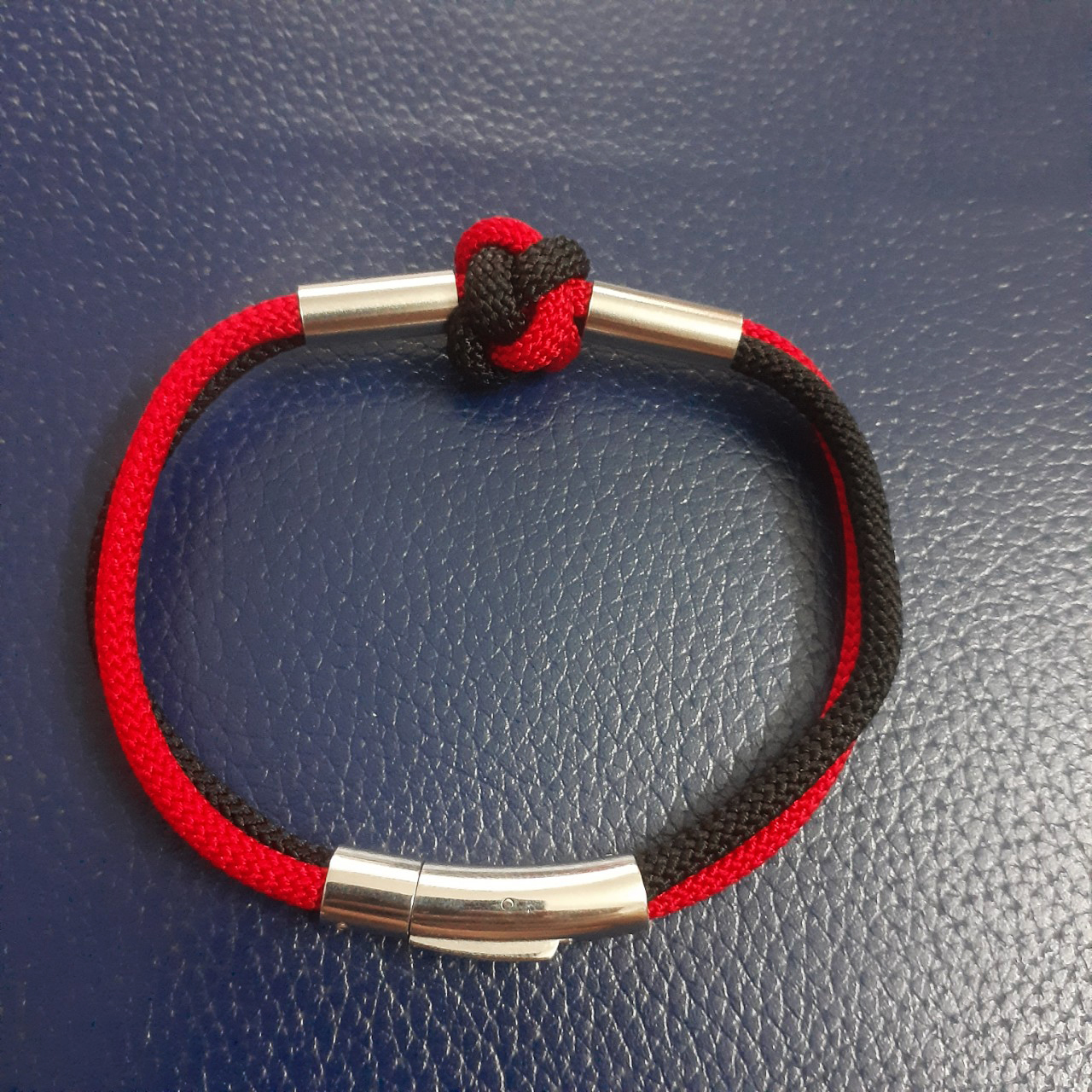 Vòng tay dây dù thái đôi đỏ, đen thắt nút tròn khóa thông minh tạo nên phong cách độc đáo cho người đeo