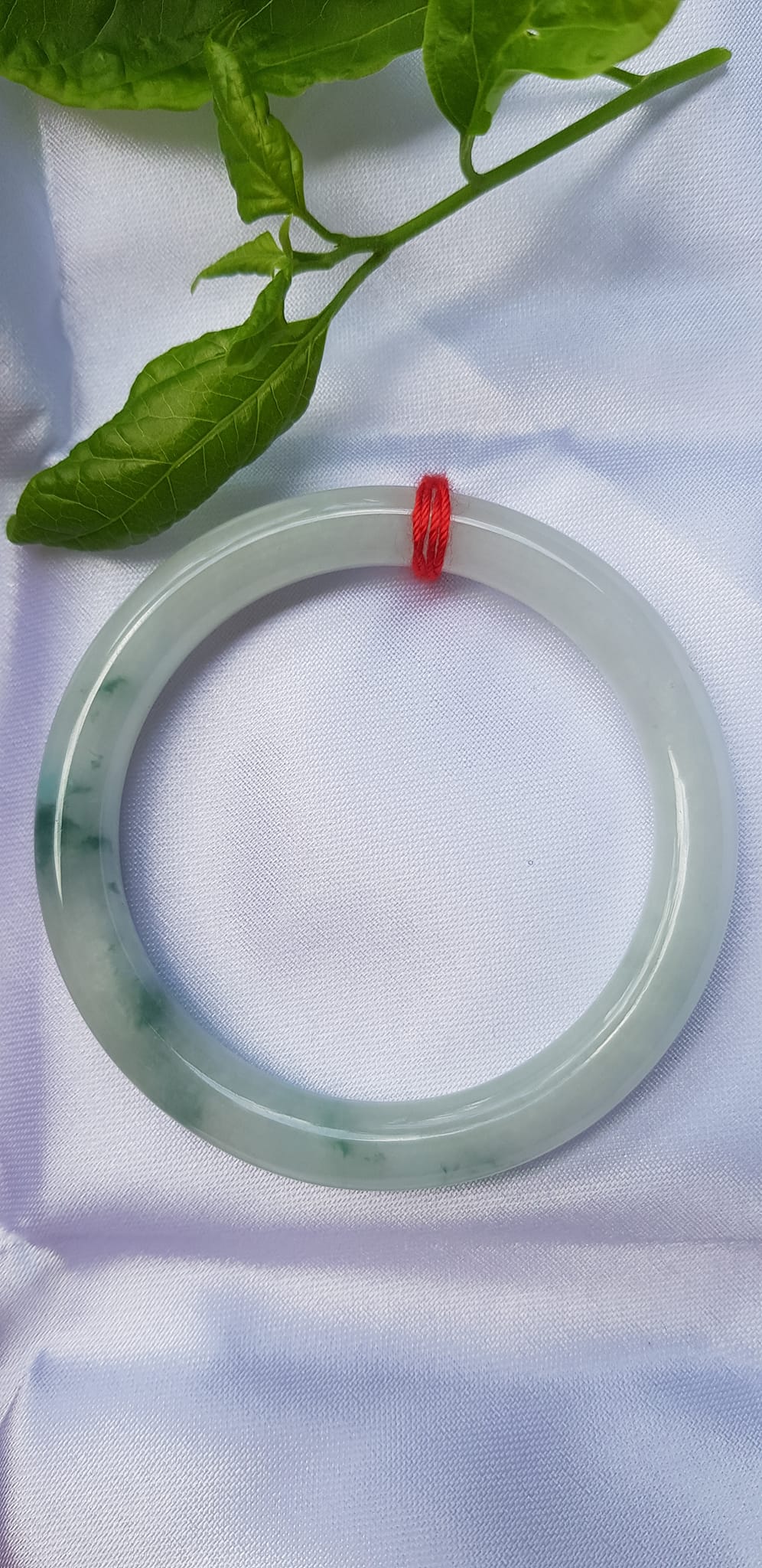Vòng Tay Đá Ngọc Cẩm Thạch tự nhiên TR LÝ 49mm x cọng 7,2mm Màu bạch ngọc trắng bóng điểm lý xanh rêu rất là đẹp sang Nữ mệnh Kim, mệnh Thủy năngh 47kg - 51kg đeo đẹp ạ