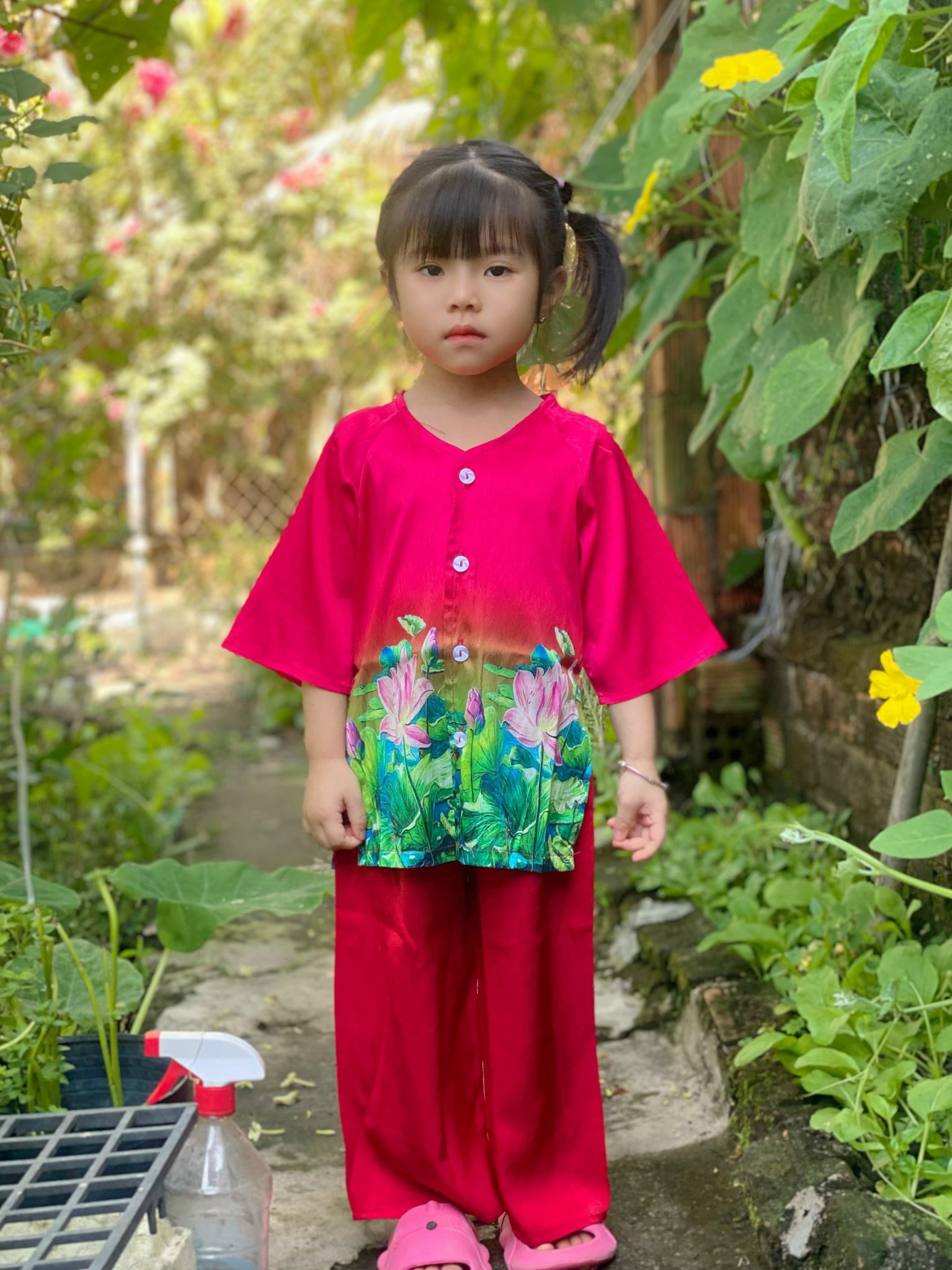Nguyên set đồ bà ba cho bé gái hoa sen đi chơi biểu diễn đẹp từ 10-40kg chất lụa mát