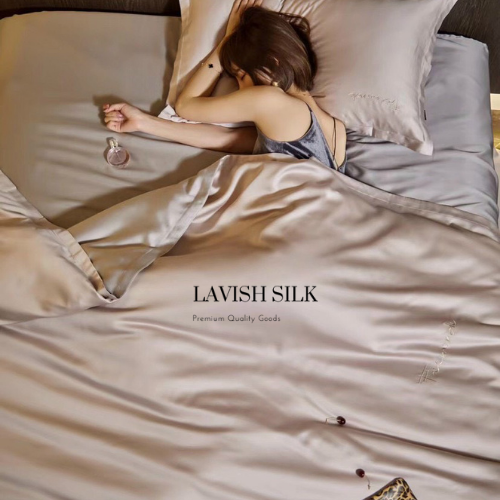 Trọn Bộ Ga Gối Lụa Kèm Chăn Sẵn Ruột + Tặng Bộ Quà Tặng Lavish Silk Cao Cấp - Xám Ghi Mix Hồng Phấn