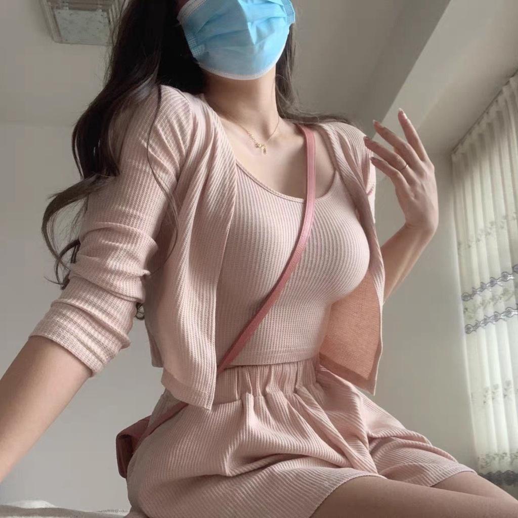 Set 3 món bigsize nữ gồm áo khoác ngoài và áo dây và quần đùi lưng thun chất liệu gân co giã mát mẻ SET12