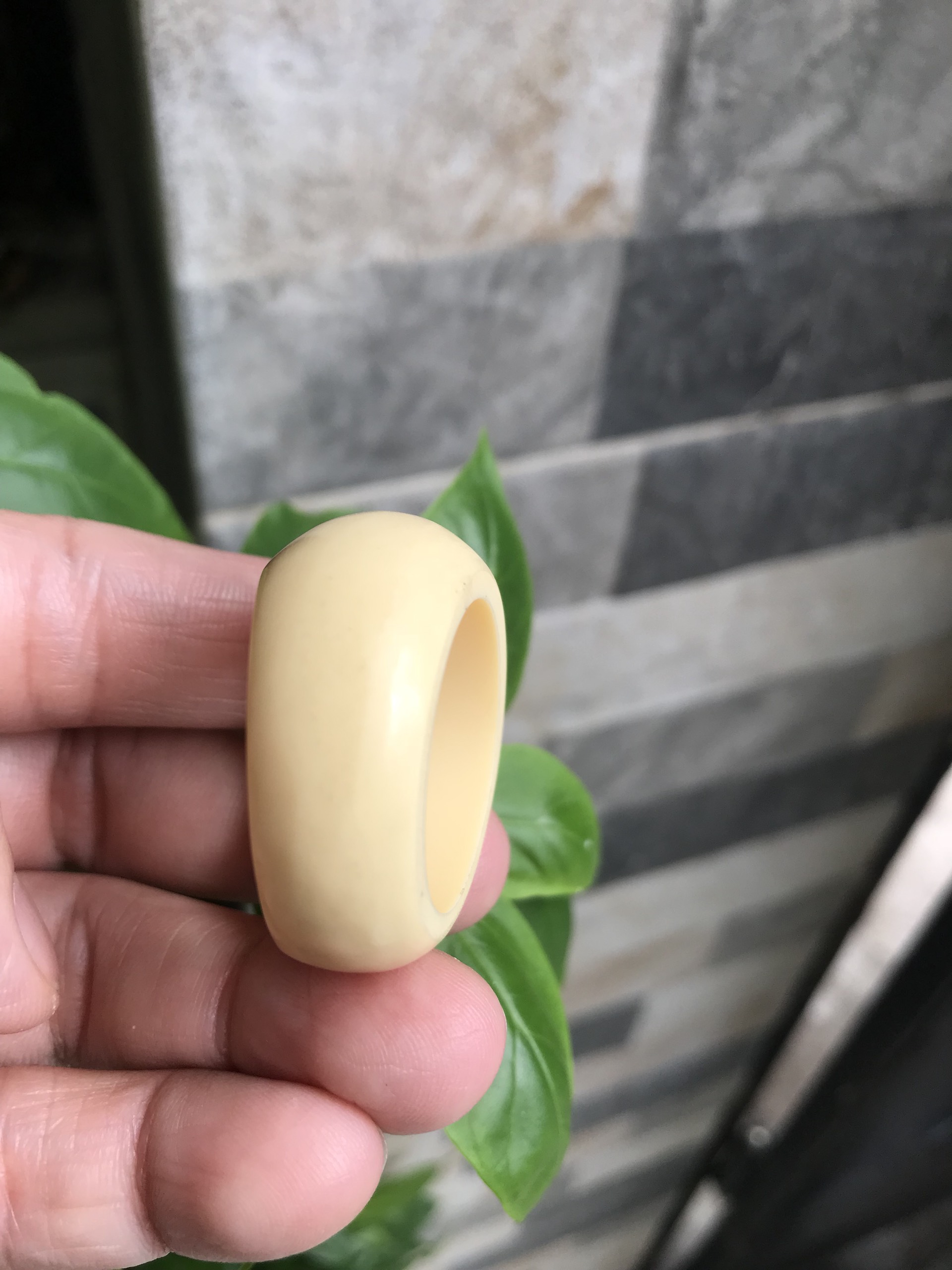 Nhẫn Nam Giả Ngà hay Xương Mỹ Nghệ Kiểu Bầu Tròn to phía trên dưới nhỏ màu trắng Ni 23mm Cao 18mm Dầy 8mm Dành Cho Các Anh Nam đeo nhẫn 23mm rẻ đẹp ạ