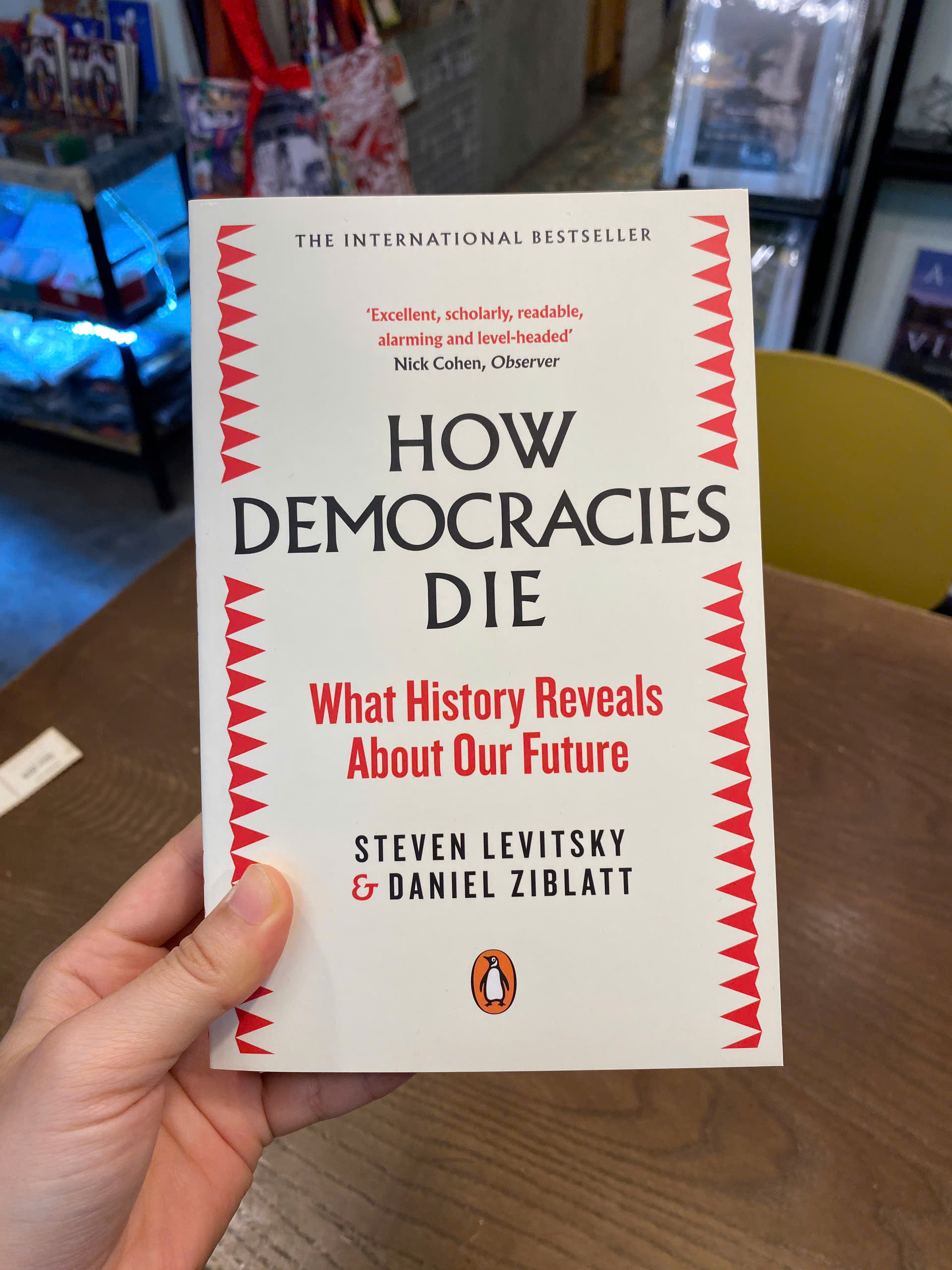 Sách - How Democracies Die by Steven Levitsky | History / Politics Nonfiction / Ngoại văn Nhập khẩu