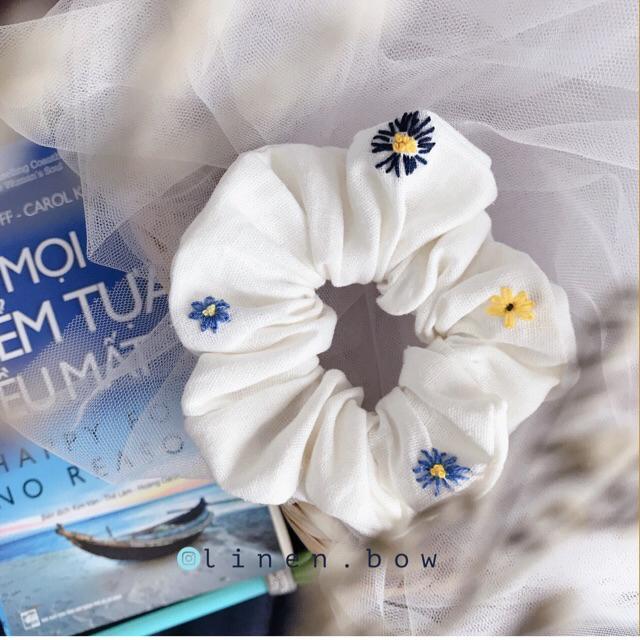 Scrunchies trắng thêu hoa theo tone màu