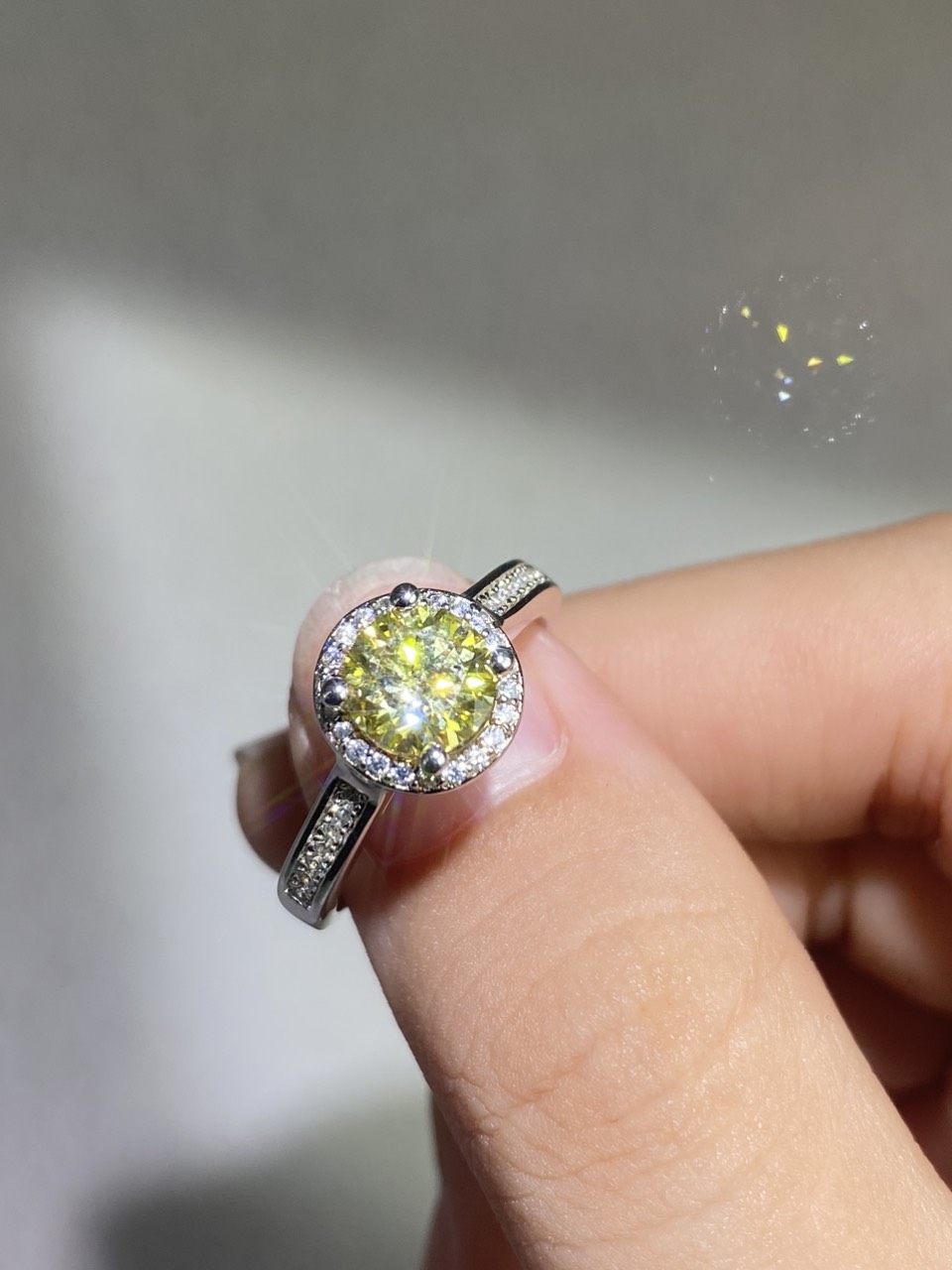 Nhẫn Moissanite 1carat Kim Cương nhân tạo và Bạc 925 xi Bạch Kim