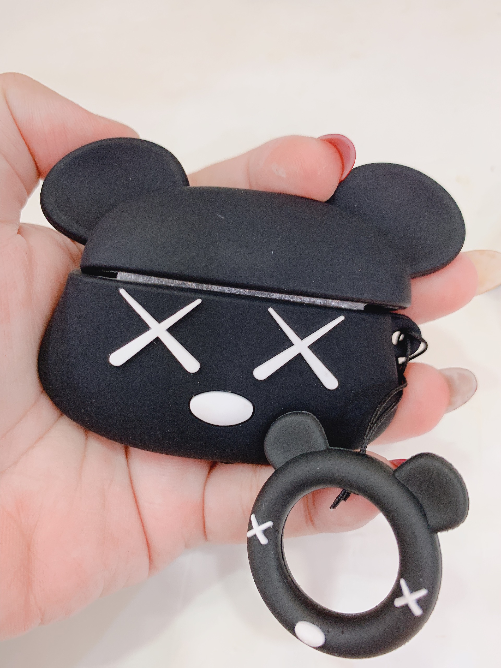 Bao Đựng Tai Nghe Airpods Pro hình bear brick đen siêu ngầu, chất liệu Silicone mềm, có kèm theo móc treo dễ thương, thiết kế mỏng nhẹ, ôm khít tai nghe