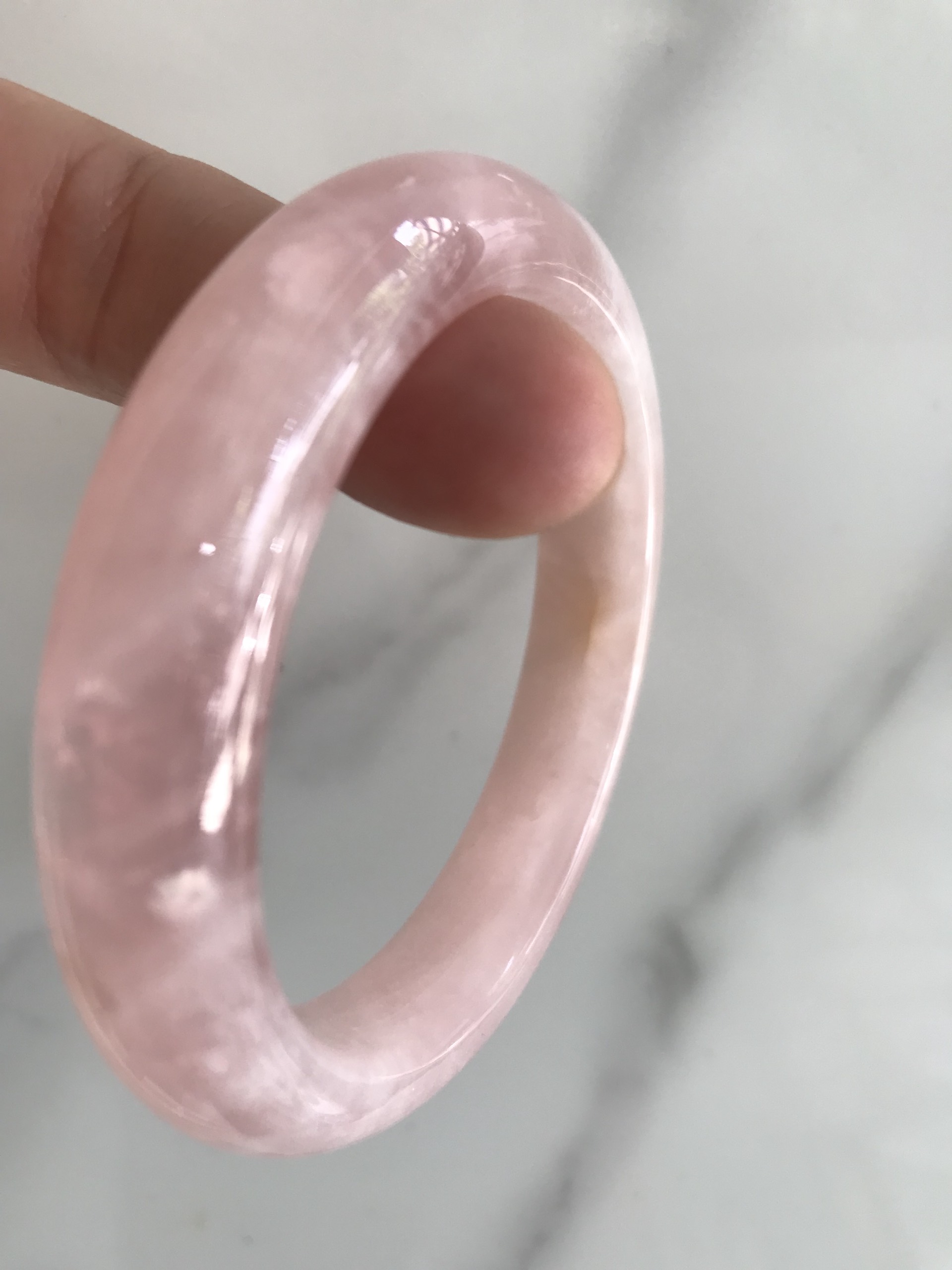 Vòng Thạch Anh Hồng Tự Nhiên Bản Hẹ Mới đẹp Ni 54mm Cao 12mm Dầy 8mm Màu Hồng tươi xinh bóng đẹp Nữ mệnh Hỏa mệnh Thổ tay vừa đeo 50kg - 54 kg ạ