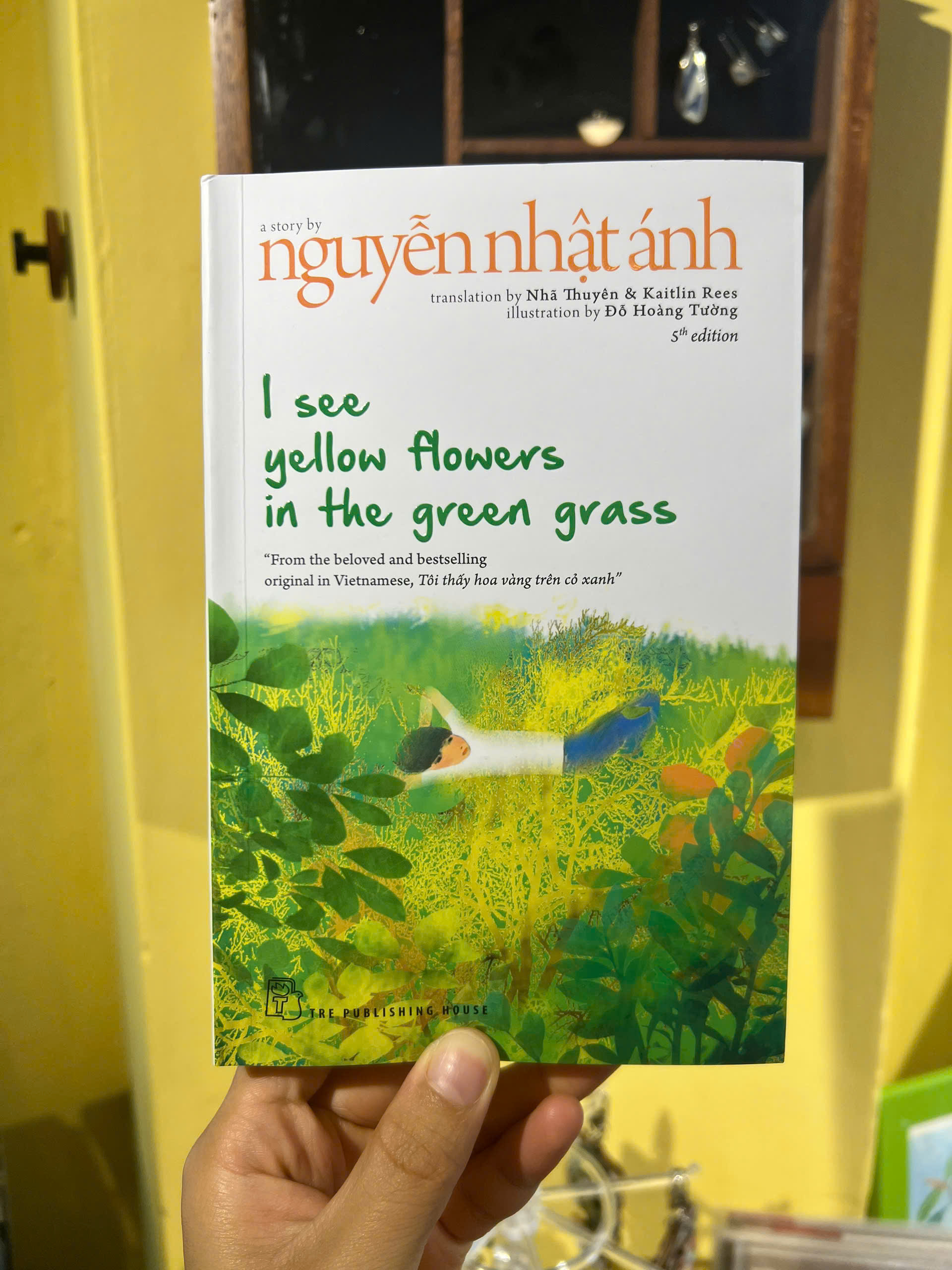 Sách - I See Yellow Flowers In The Green Grass by Nguyễn Nhật Ánh (Tôi thấy hoa vàng trên cỏ xanh)
