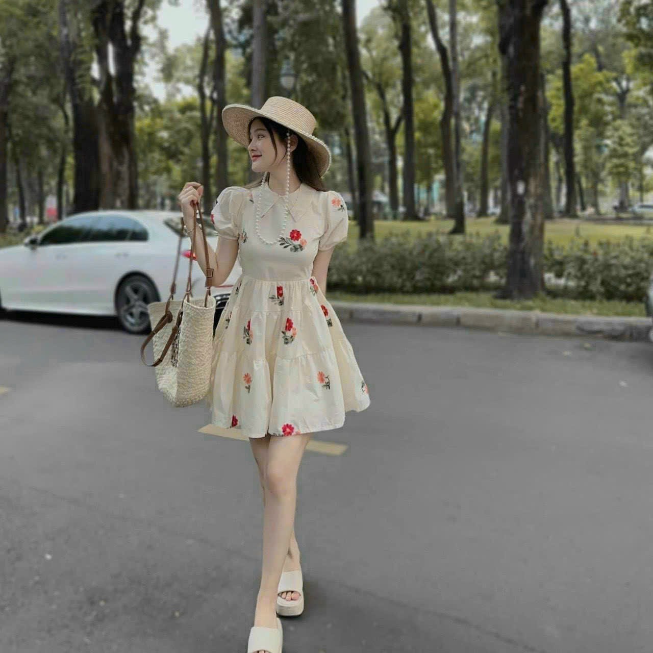 ĐẦM SỌC CỔ SƠ MI ĐÍNH MẶT GẤU MÀU Y HÌNH