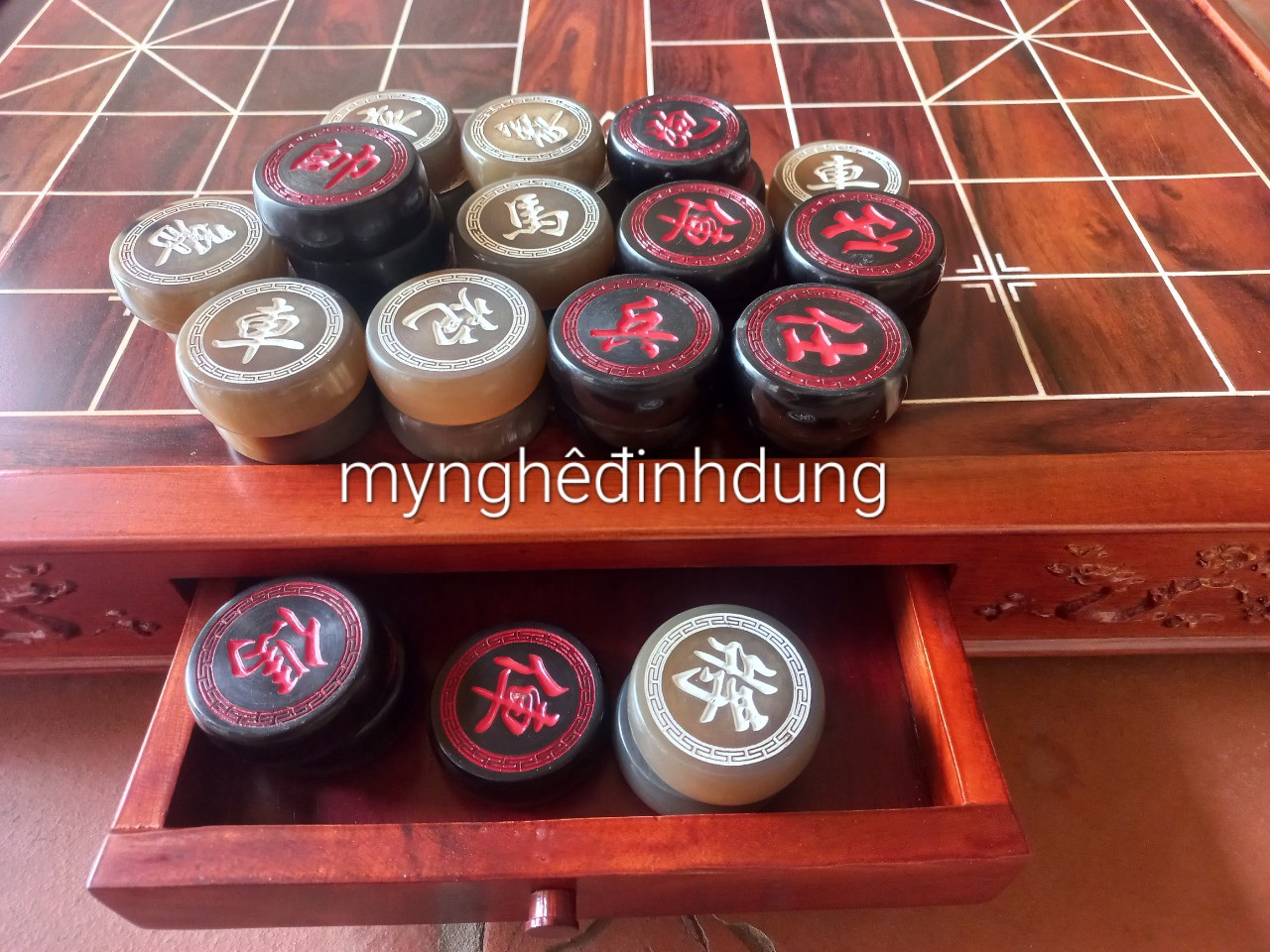 Bộ quân cờ tướng bằng sừng trắng sừng đen sang trọng đẳng cấp kt mặt tròn 4.3x1.5cm