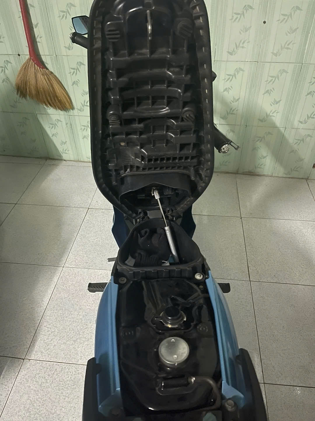 Cây chống nâng yên xe máy (ty pen yên)
