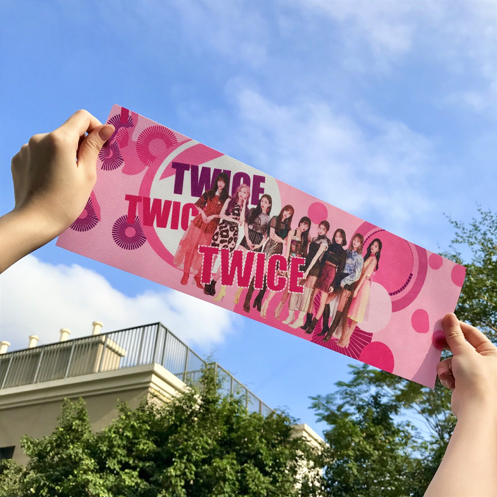 Banner Twice cầm tay