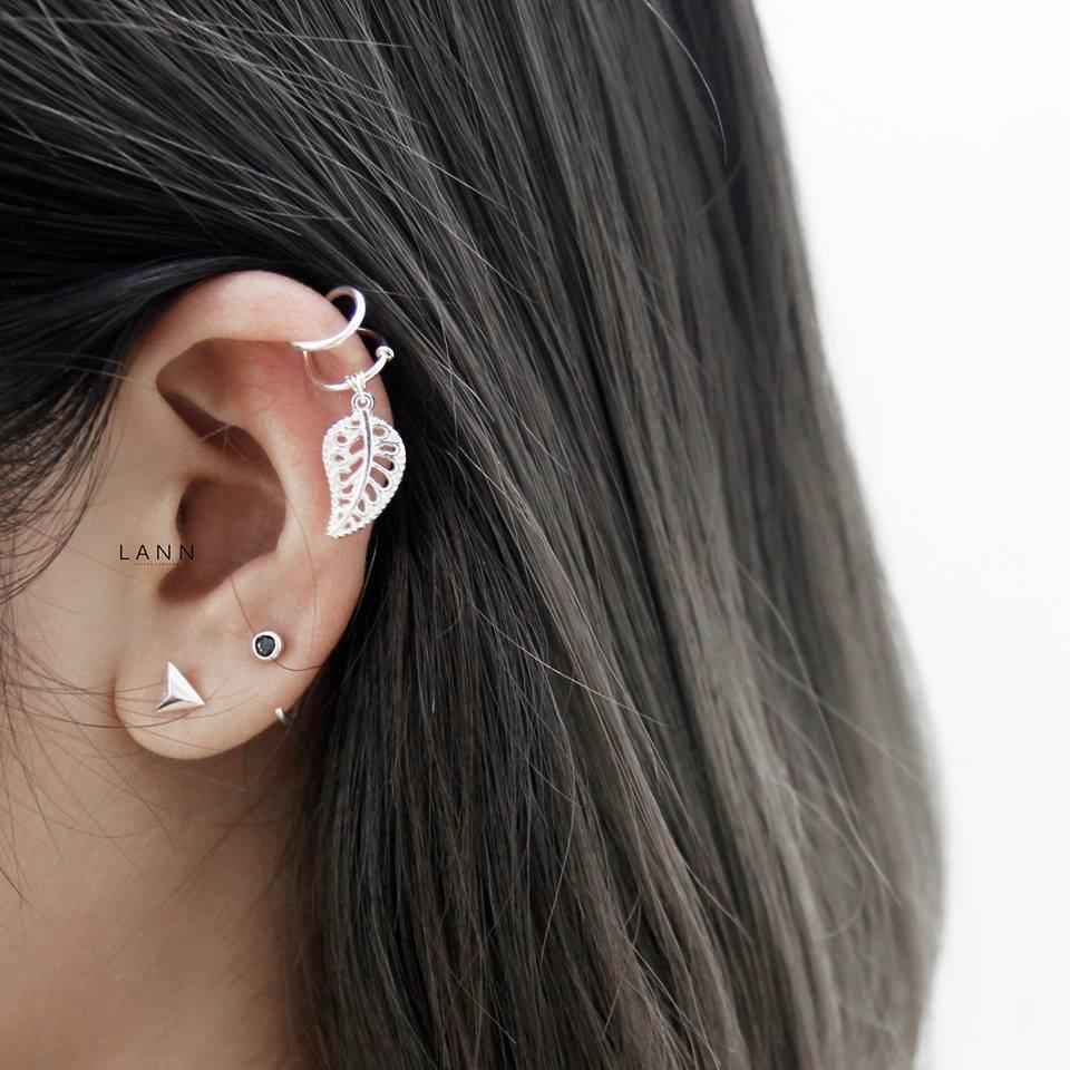Khuyên xỏ đường tròn đầu đá Trắng - Đen S925 LANN