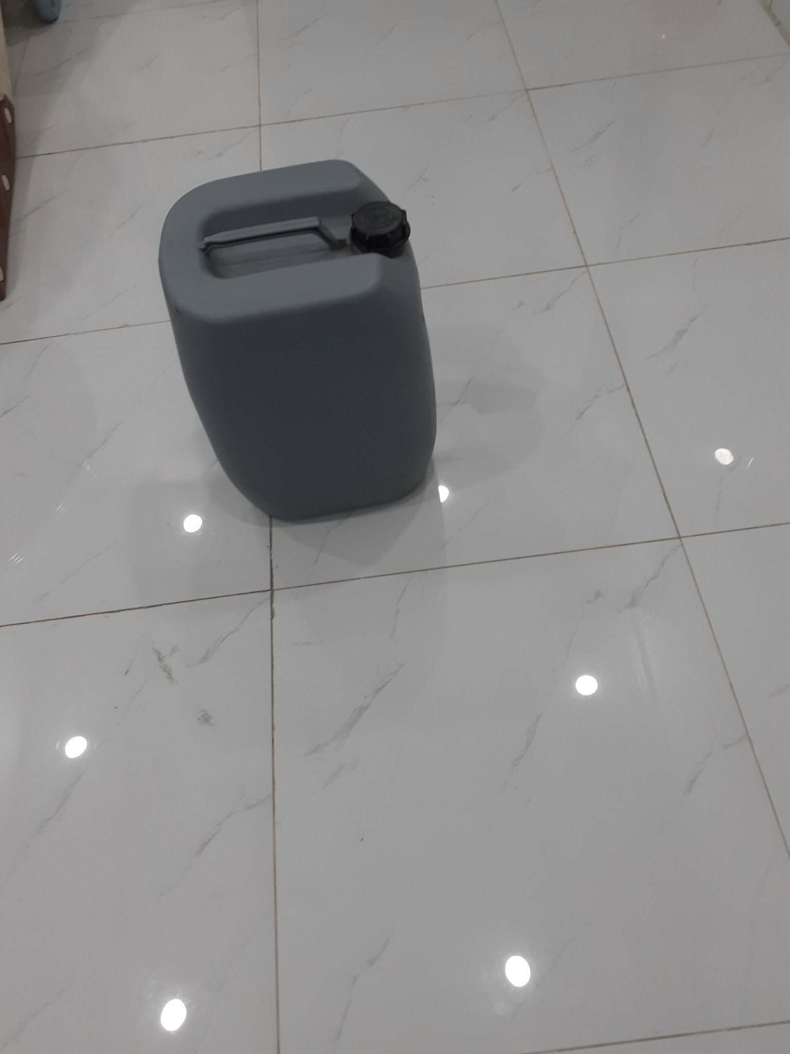 Can vuông màu xám 30 lít can dày hàng còn 90%.
