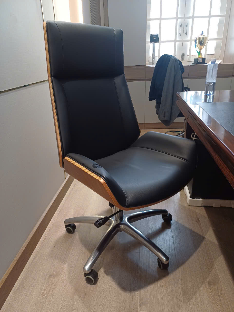 Ghế văn phòng ốp gỗ CM4428-P Nội thất Capta Ghế Văn phòng nệm pvc cao cấp lưng cao ốp gỗ pollywood Luxury Ofice chair hcm