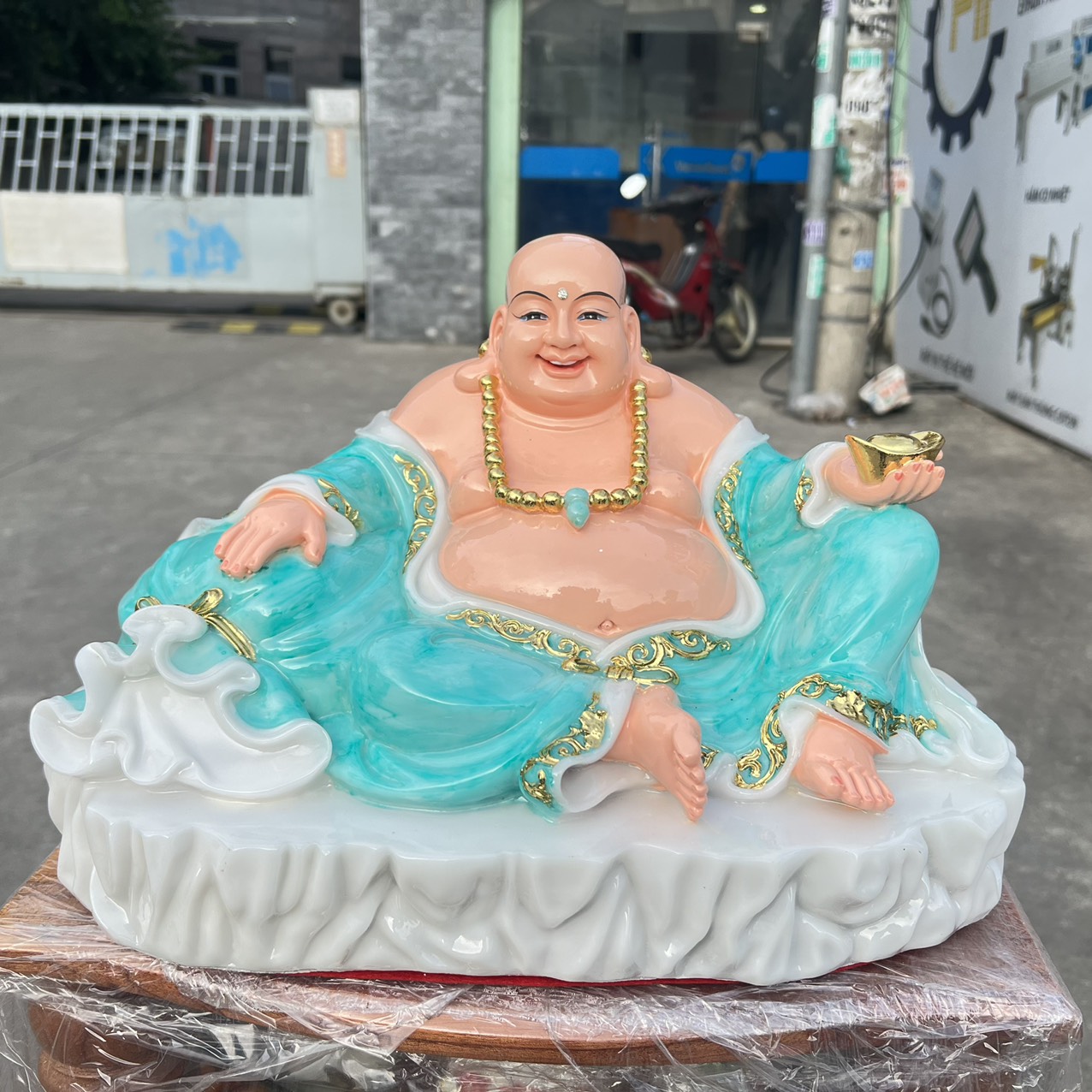 Tượng phật di lặc cầm thỏi vàng bằng đá Việt Nam ngang 42cm – Xanh