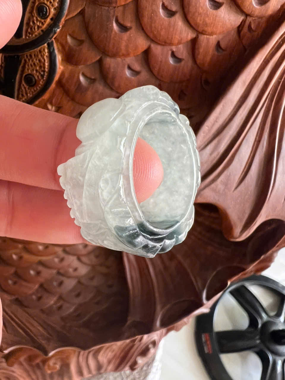 Nhẫn Rồng Nam Ni 21mm Cao 13mm Dầy 6mm Đá Cẩm Thạch màu Xanh nhẹ bóng trắng xíu xanh đen đẹp ạ