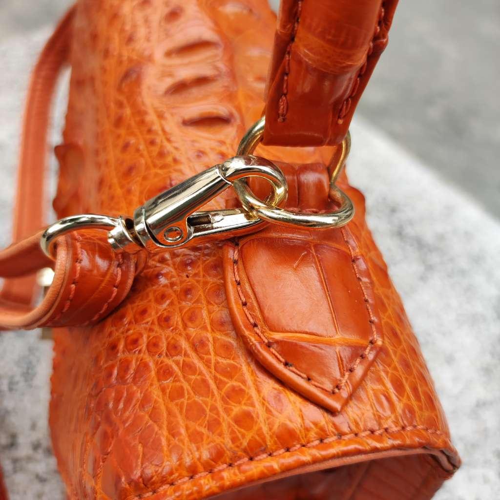 Túi xách Classic có quai đeo Gù gai cá sấu màu Vàng bò siêu dễ thương!
