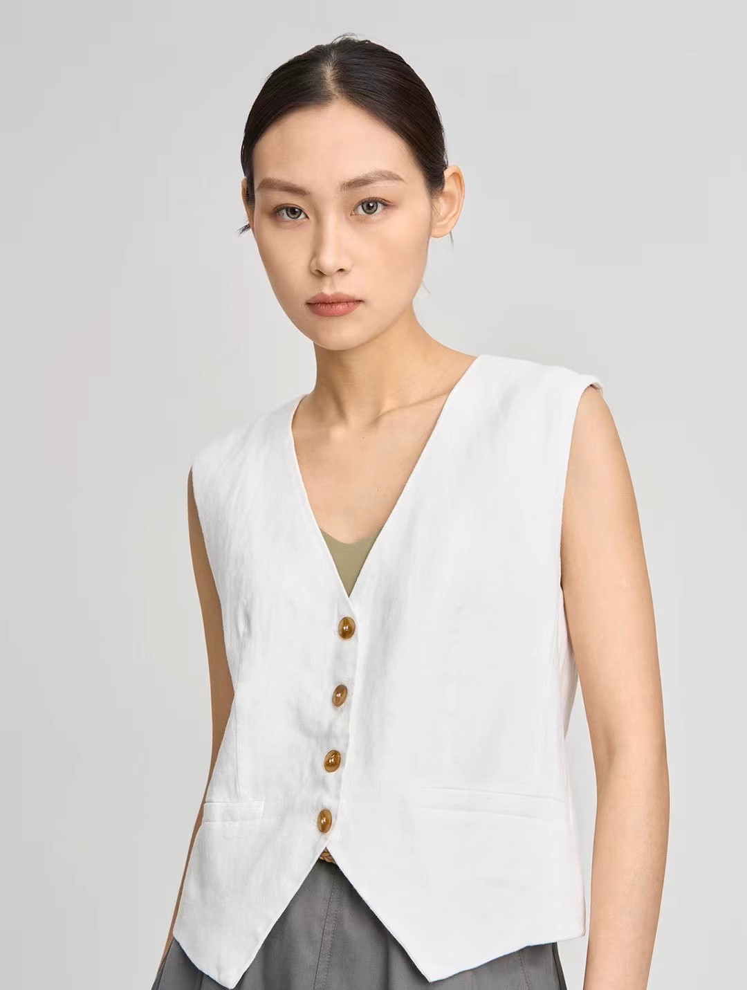 Set bộ gile nữ gồm áo sát nách cổ V sang chảnh mix quần short ống rộng trơn basic