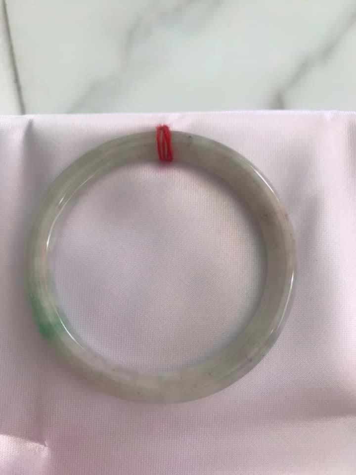 Vòng cẩm thạch tự nhiên TRA 49mm x cọng tròn 7mm Màu trắng bông bóng 1 vân xanh lý tươi rất đẹp Nữ 45kg - 51kg ạ