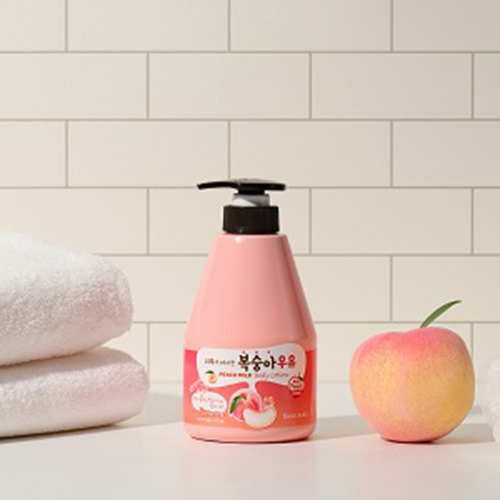 Sữa dưỡng thể đào và sữa ong chúa Welcos Kwailnara Milk Body Lotion dưỡng ẩm và tái tạo da Hàn Quốc 560 g