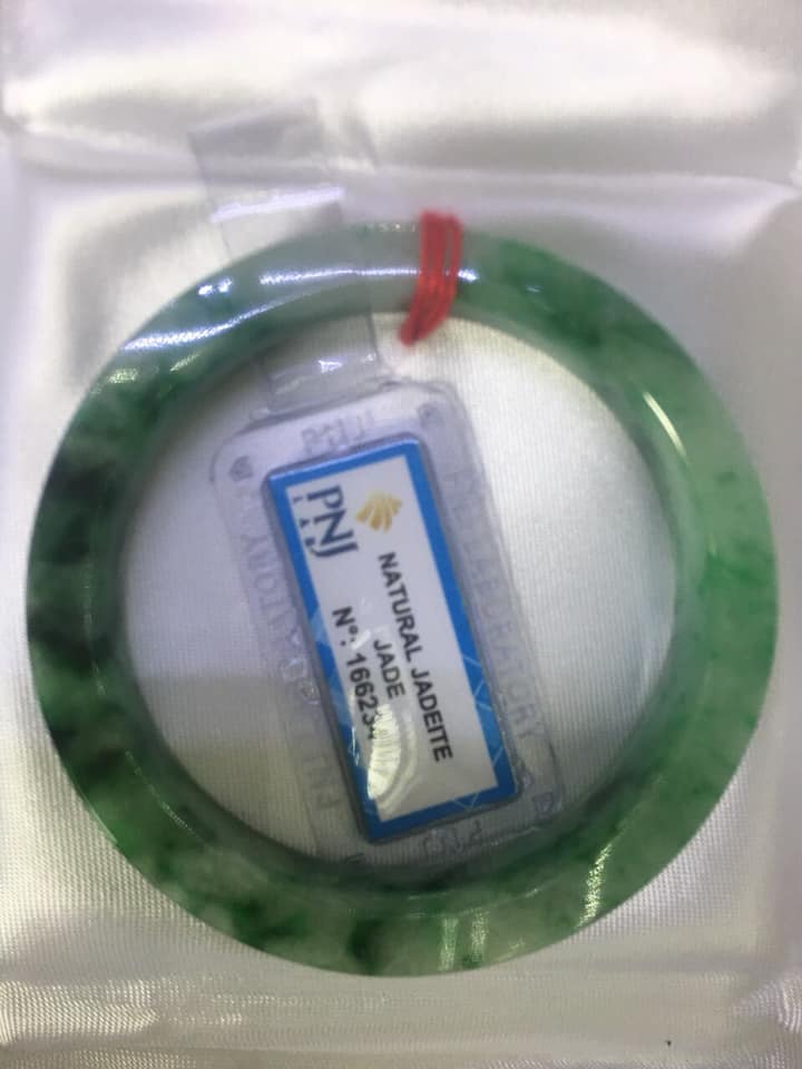 Vòng Tay Đá Ngọc Cẩm Thạch tự nhiên Bản Vuông 50mm   Vòng đã kiểm định có giấy chứng nhận P No 166234 Natural Jadeite  Nữ cân nặng 50kg - 55kg đeo Sang Tay Đẹp lắm luôn ạ
