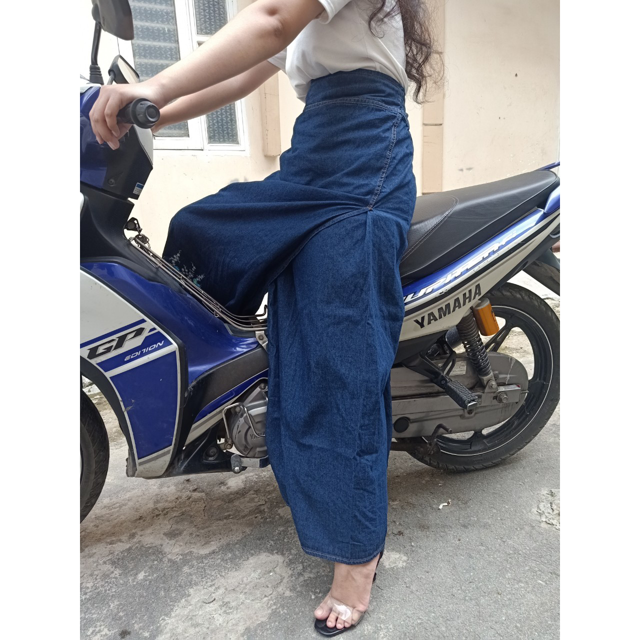 Váy Chống Nắng Xẻ Tà Thông Minh Vải Jean Dày Dặn, Mềm Mại, Thoáng Mát Thêu Họa Thiết Cỏ 3 Lá Hồng Có Túi Tiện Lợi