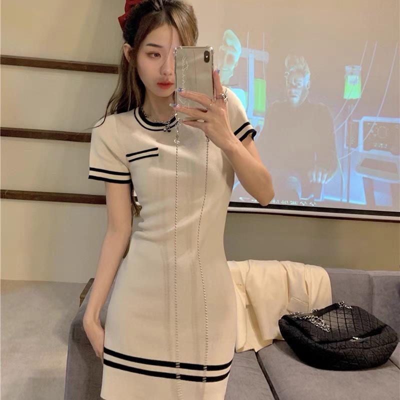 Váy dệt kim body len nữ kiểu dáng ôm tay ngắn cổ tròn đen trắng hàng thiết kế Quảng Châu trẻ trung