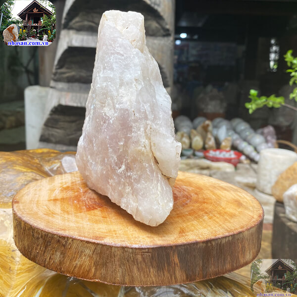 Viên đá thạch anh hồng vật phẩm phong thủy để bàn làm việc - 2.16kg (14x17 cm)