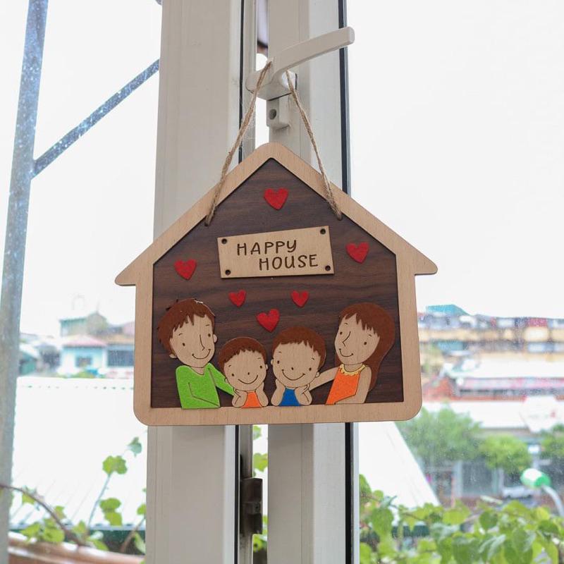 Bảng gỗ hình ngôi nhà gia đình 4 thành viên 2 bé trai happy house ngôi nhà hạnh phúc tặng móc dán