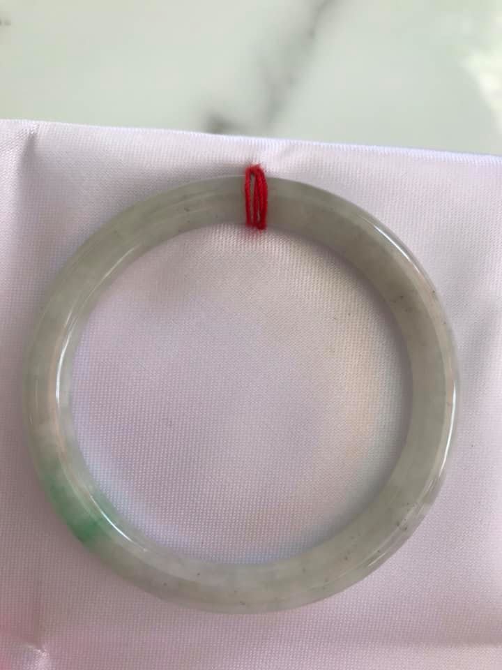 Vòng cẩm thạch tự nhiên TRA 49mm x cọng tròn 7mm Màu trắng bông bóng 1 vân xanh lý tươi rất đẹp Nữ 45kg - 51kg ạ