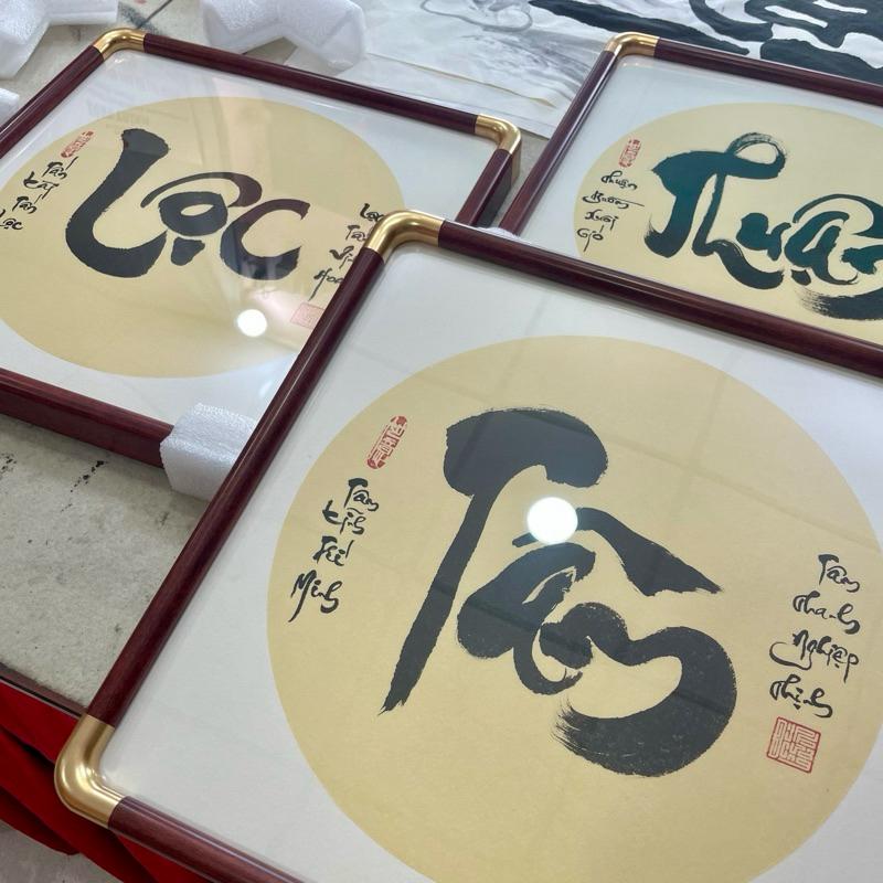 Tranh thư pháp viết vẽ tay đóng khung gỗ trang trọng thẩm mỹ 35x35cm