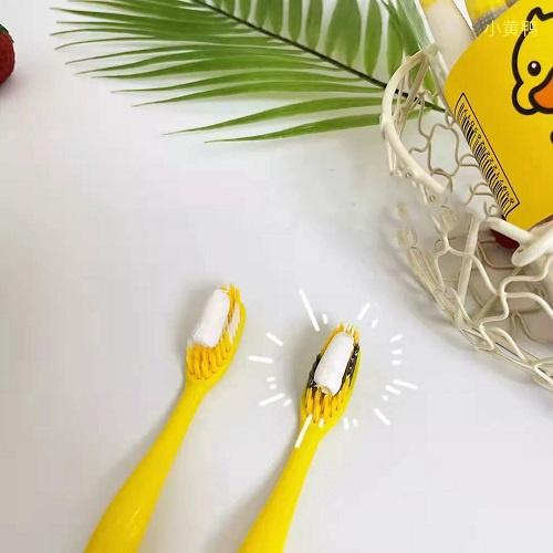 Hộp 8 Chiếc Bàn Chải Đánh Răng Vịt Vàng G-Duck Có Kèm Đầu Cạo Rơ Lưỡi