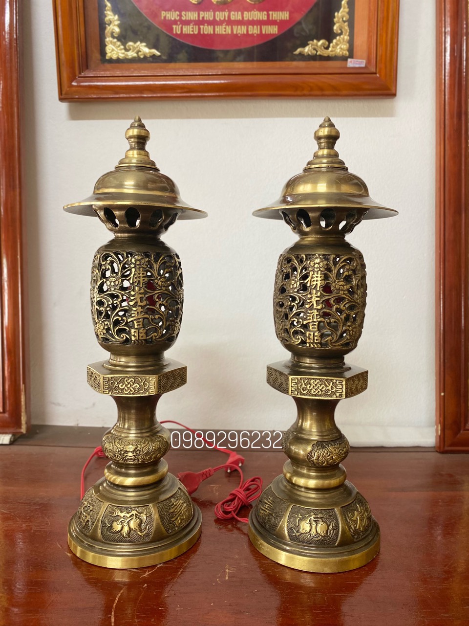 Đôi Đèn Thờ lục giác bằng đồng vàng cao 48cm - Đèn đồng màu hun