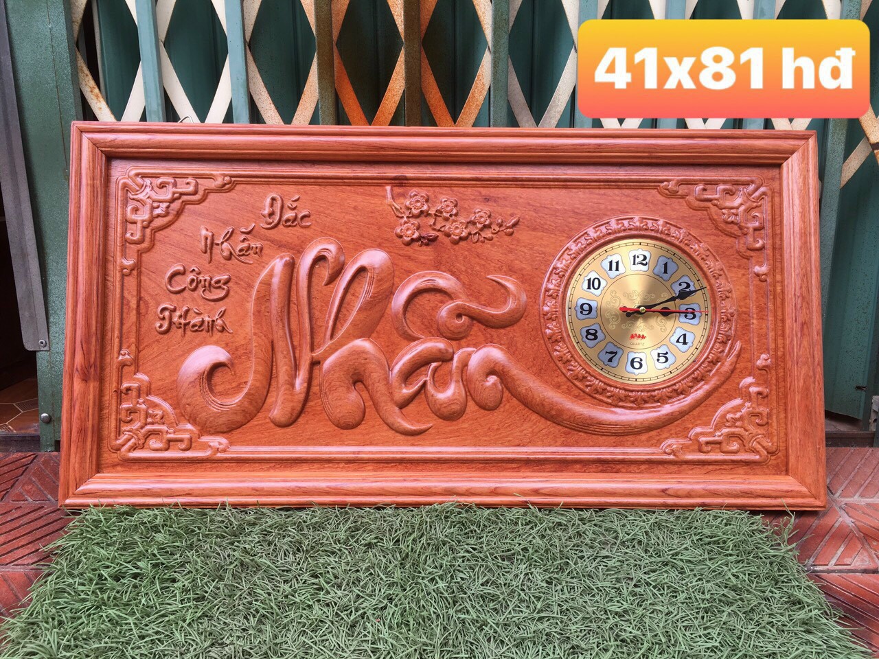 Đồng hồ treo tường chữ nhẫn gỗ hương đỏ kt 41×81×3cm